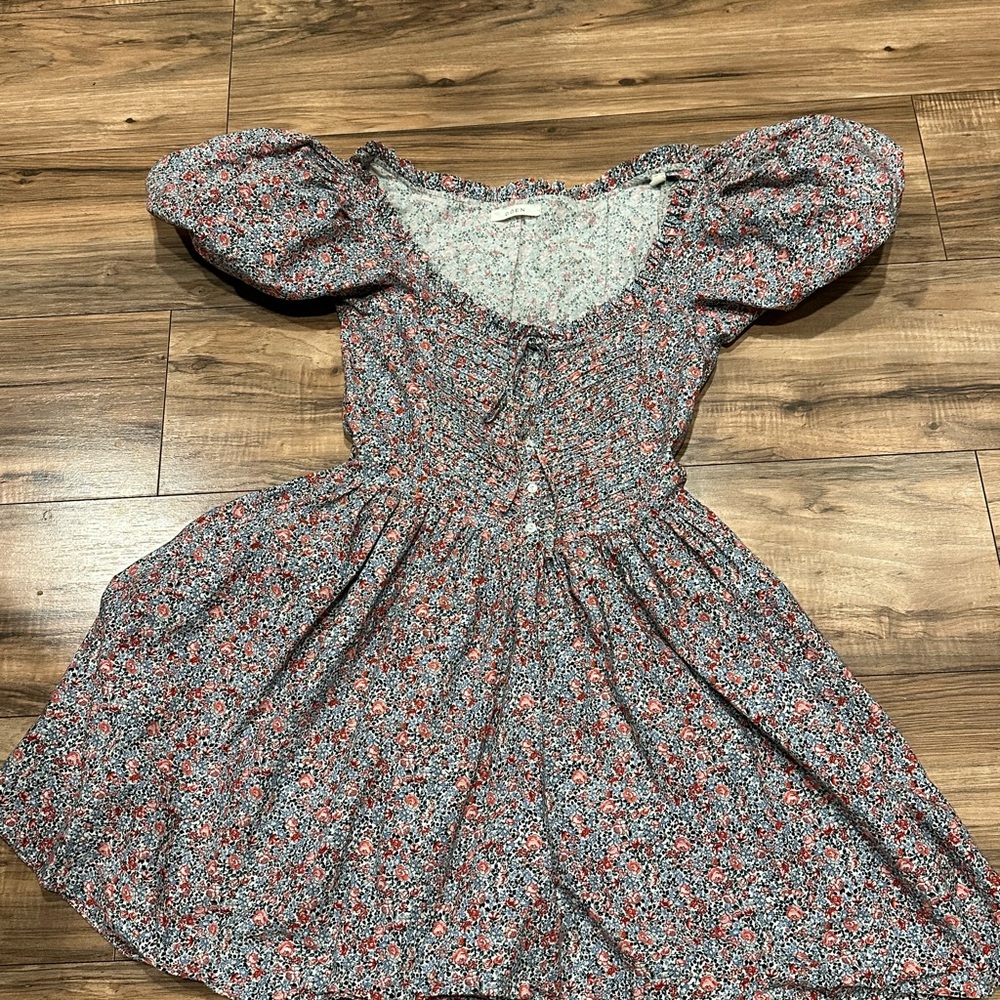 Doen Floral Puff-Sleeve Smocked Waist Dress in Coral and Light Blue